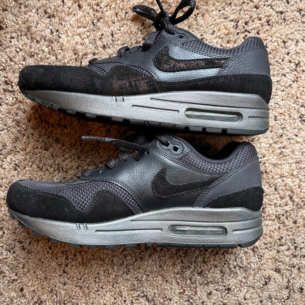 NIKE W AIR MAX 1 PREMIUM ANTHRACITE & METALLIC HEMATITE